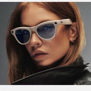 NWT Ray-Ban Meta AI Glasses- Cream Shiny Grey with Sapphire Transition lenses